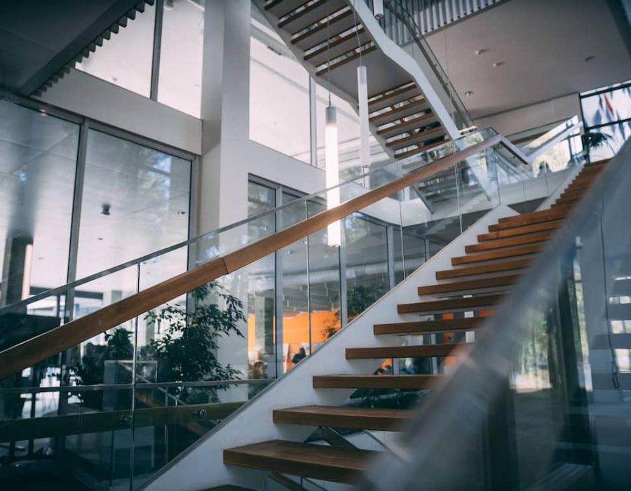 Escaleras de cristal y barandillas